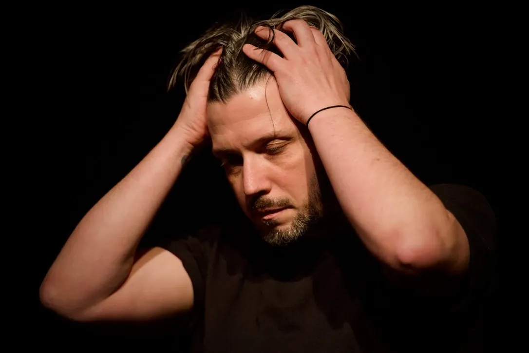 Monologue, hands in hair
